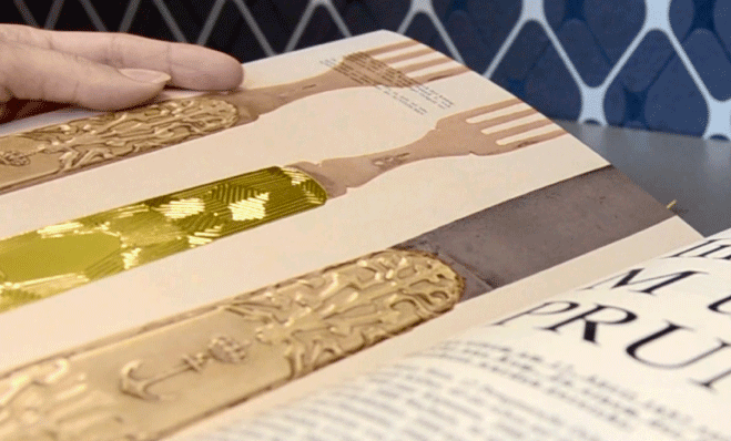 Diese Broschüren zeigen Veredelungen, mit Golddruck, Lacken und Prägungen