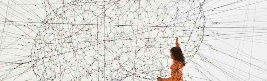 Diese Bild zeigt eine Frau vor einem riesigen Netz wie Spinnenweben und verdeutlich das soziale Vernetzen im Internet