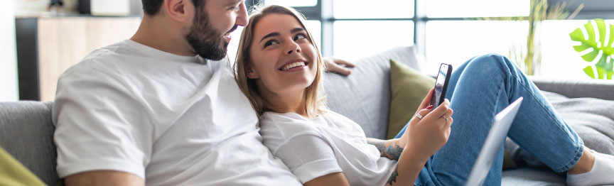 Typisches Verhalten und Trend in 2023. Menschen informieren sich über Themen und Events und nutzen digitale Medien, wie Laptop und Handy